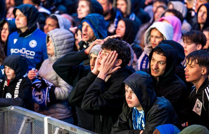 Fußball-Fans reagieren mit Entsetzen und Fassungslosigkeit auf die Tore der gegnerischen Mannschaft.<span class='image-autor'>Foto: David Inderlied/dpa</span>