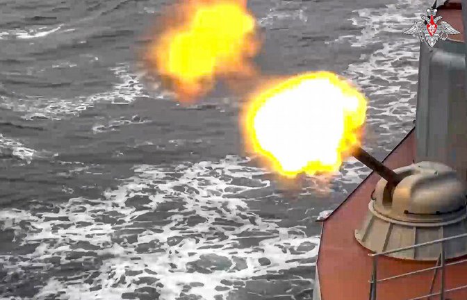 Ein Kriegsschiff der russischen Schwarzmeerflotte feuert während einer Marineübung im Schwarzen Meer. (Archivbild)<span class='image-autor'>Foto: dpa</span>