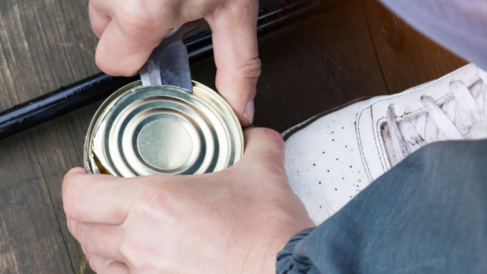 Mit einem Messer geht es auch.Foto: Pavel Chepelev / shutterstock.com