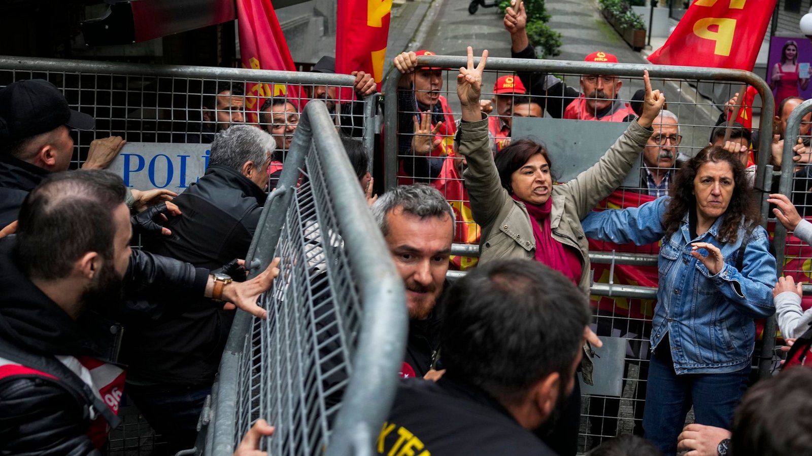 Demonstrierende geraten in Istanbul mit Polizeibeamten aneinander. Dutzende Menschen, die versuchten, den Taksim-Platz zu erreichen, wurden festgenommen.Foto: Khalil Hamra/AP