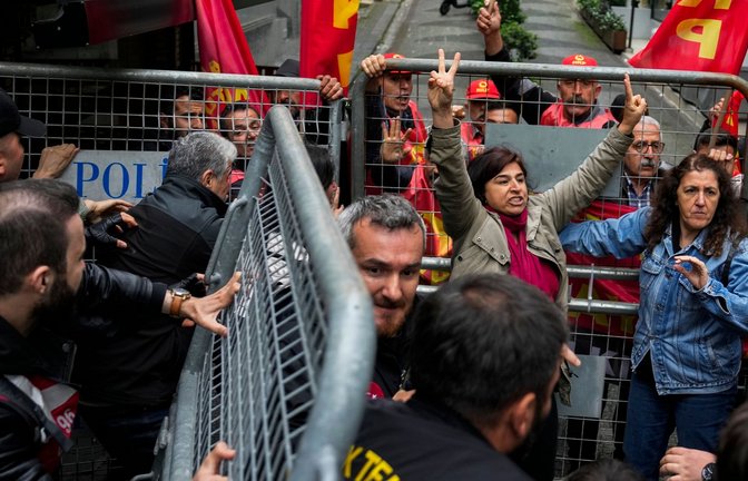 Demonstrierende geraten in Istanbul mit Polizeibeamten aneinander. Dutzende Menschen, die versuchten, den Taksim-Platz zu erreichen, wurden festgenommen.<span class='image-autor'>Foto: Khalil Hamra/AP</span>