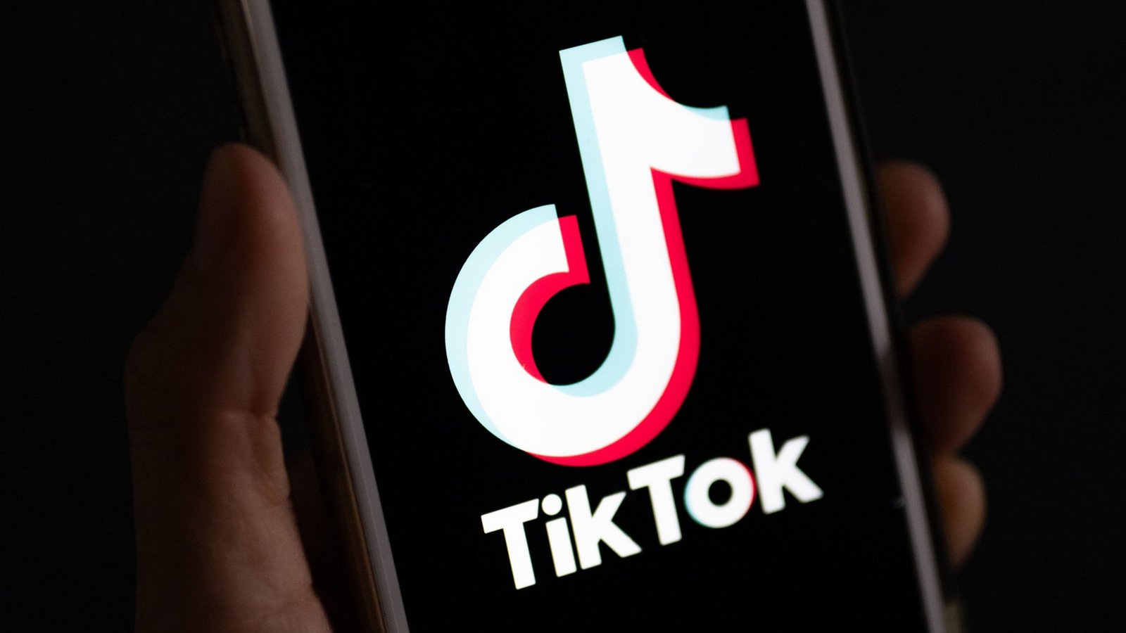 Ein Autofahrer hat seinen Unfall live auf Tiktok gestreamt (Symbolbild).Foto: Monika Skolimowska/dpa