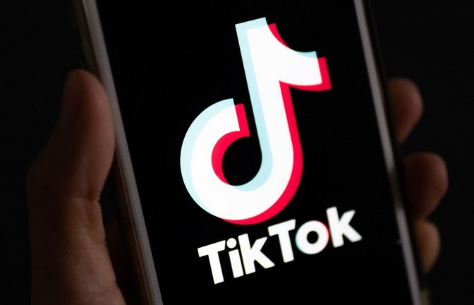 Ein Autofahrer hat seinen Unfall live auf Tiktok gestreamt (Symbolbild).<span class='image-autor'>Foto: Monika Skolimowska/dpa</span>