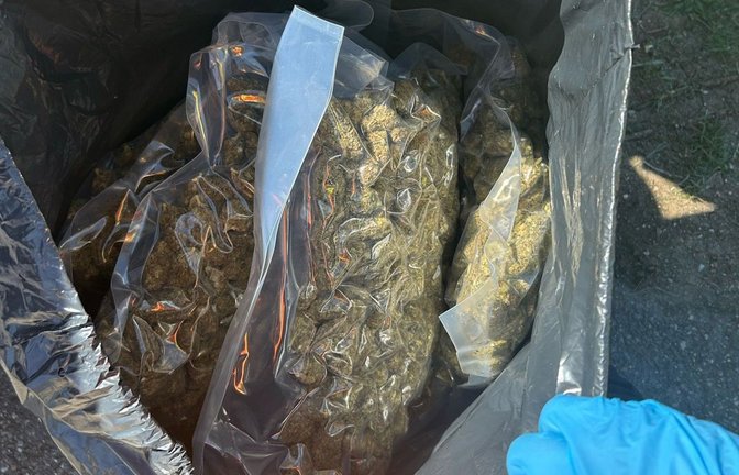 50 Kilogramm Marihuana entdeckte eine Streife des Hauptzollamts Singen in einem Auto.<span class='image-autor'>Foto: -/Hauptzollamt Singen/dpa</span>