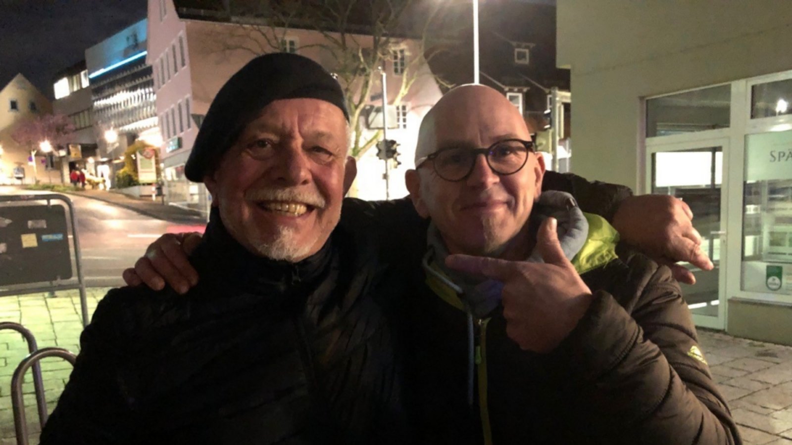 Jochen Schmid aus Sersheim hat bei der Pat Patricks Horsepower Band im Café Vai Armin Rühl (links) am Schlagzeug entdeckt. Dieser ist seit knapp 40 Jahren Drummer bei Herbert Grönemeyer. Foto: Schmid Jochen Schmid aus Sersheim hat bei der Pat Patricks Horsepower Band im Café Vai Armin Rühl (links) am Schlagzeug entdeckt. Dieser ist seit knapp 40 Jahren Drummer bei Herbert Grönemeyer. Foto: Schmid