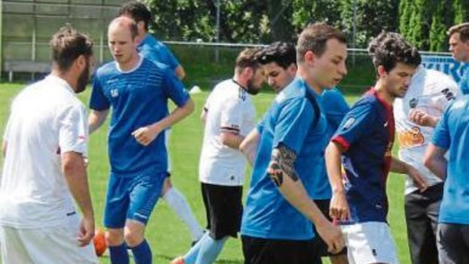 Der Ball ist am Fuß, die Übung dient aber der Überprüfung der Schnelligkeit und Ausdauer – für die Spieler der SGM Riexingen standen beim Trainingsauftakt am gestrigen Sonntag einige Tests an. Foto: Nachreiner Der Ball ist am Fuß, die Übung dient aber der Überprüfung der Schnelligkeit und Ausdauer – für die Spieler der SGM Riexingen standen beim Trainingsauftakt am gestrigen Sonntag einige Tests an. Foto: Nachreiner