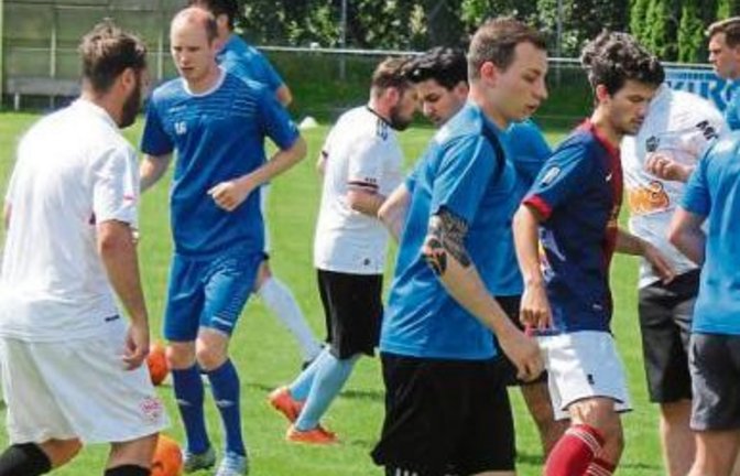 Der Ball ist am Fuß, die Übung dient aber der Überprüfung der Schnelligkeit und Ausdauer – für die Spieler der SGM Riexingen standen beim Trainingsauftakt am gestrigen Sonntag einige Tests an.  Foto: Nachreiner