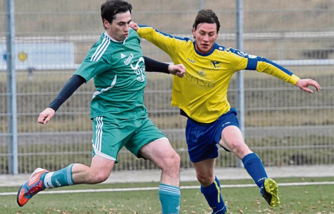Benjamin Rapp (links) und der SV Iptingen mussten sich dem TSV Phönix Lomersheim II mit 1:2 geschlagen geben. Foto: Leitner