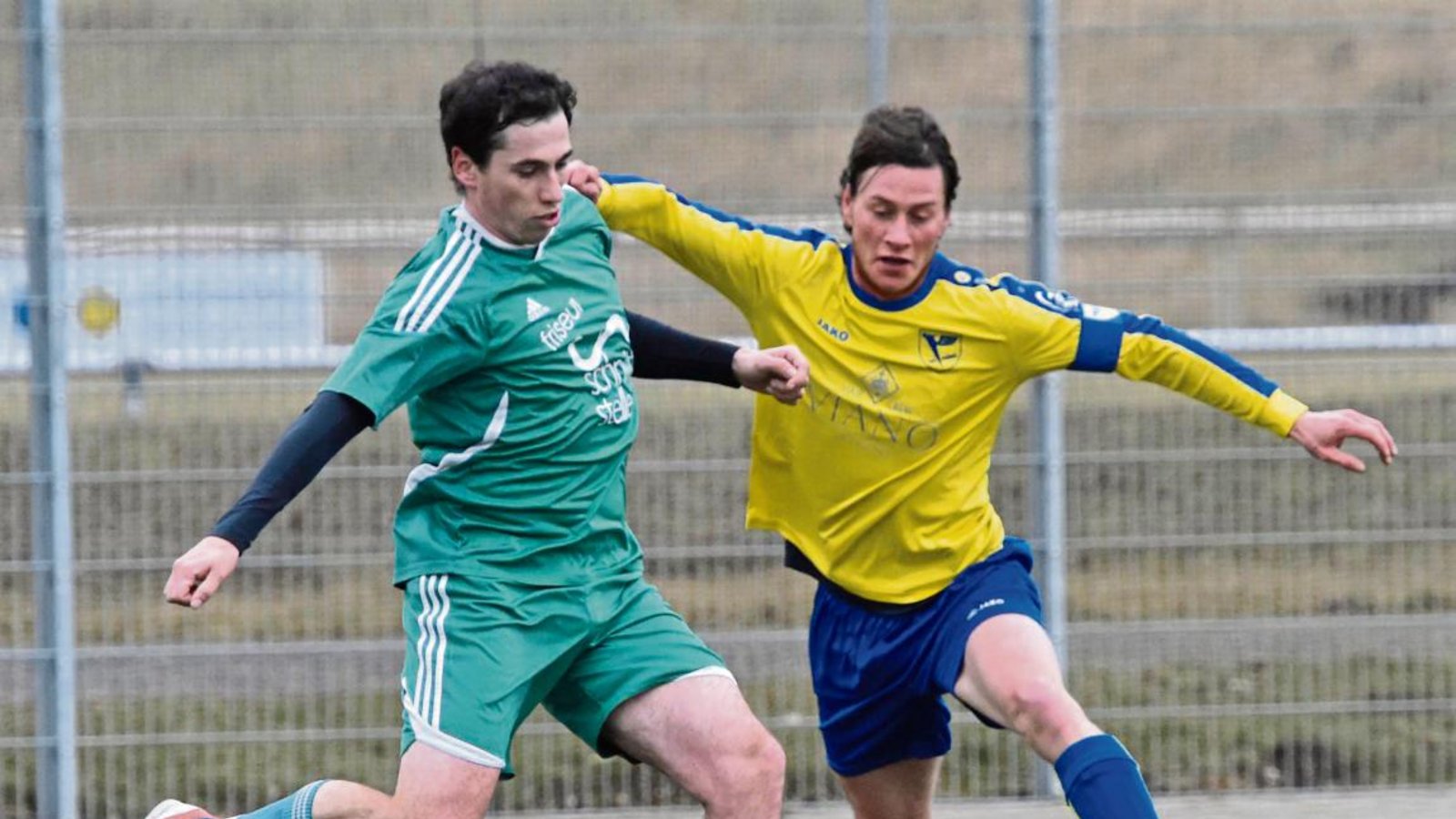 Benjamin Rapp (links) und der SV Iptingen mussten sich dem TSV Phönix Lomersheim II mit 1:2 geschlagen geben. Foto: Leitner Benjamin Rapp (links) und der SV Iptingen mussten sich dem TSV Phönix Lomersheim II mit 1:2 geschlagen geben. Foto: Leitner