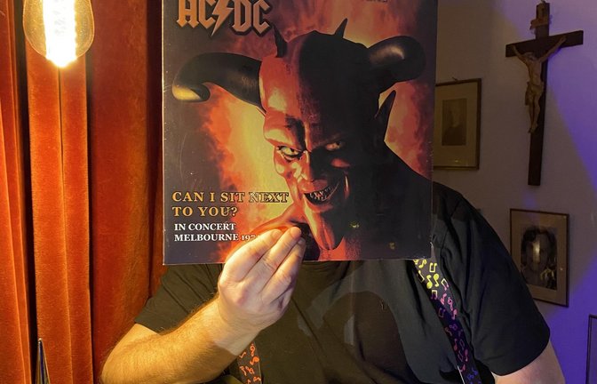 Der Teufel steckt im Detail. Hier mit dem Cover von AC/DC.  <span class='image-autor'>Fotos: Thomas Hanisch</span>