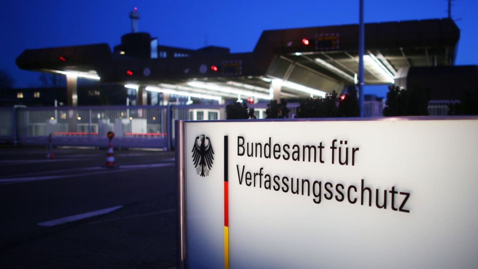 Auch der Verfassungsschutz soll bald ein echter Geheimdienst werden. Dazu gehört, dass er nicht mehr immer die Polizei einschalten, sondern selbst handeln darf. Noch muss das aber der Bundestag beschließen.Oliver Berg/dpa Auch der Verfassungsschutz soll bald ein echter Geheimdienst werden. Dazu gehört, dass er nicht mehr immer die Polizei einschalten, sondern selbst handeln darf. Noch muss das aber der Bundestag beschließen.Oliver Berg/dpa