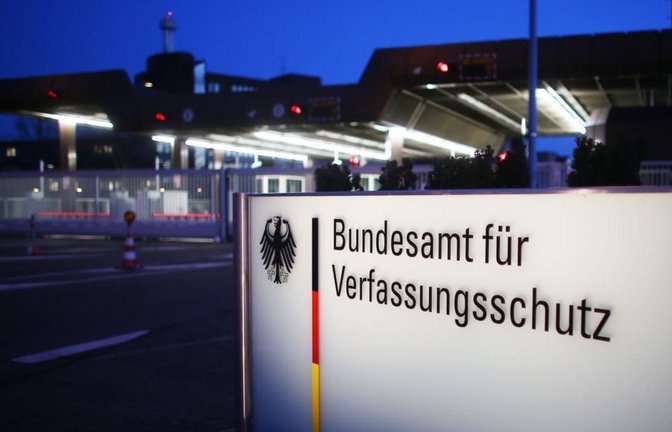 Auch der Verfassungsschutz soll bald ein echter Geheimdienst werden. Dazu gehört, dass er nicht mehr immer die Polizei einschalten, sondern selbst handeln darf. Noch muss das aber der Bundestag beschließen.<span class='image-autor'>Oliver Berg/dpa</span>