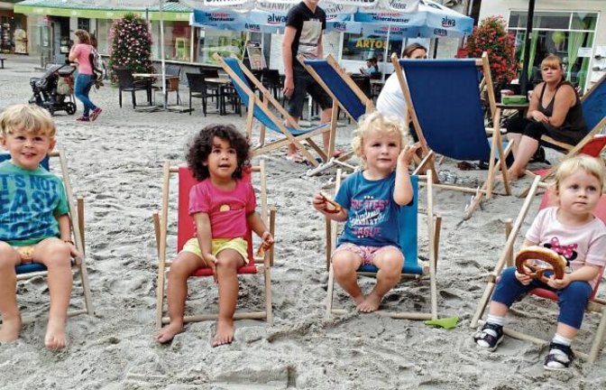 Diese vier Freunde haben in ihren Stühlen das Strandleben perfekt im Blick. Foto: Brüser