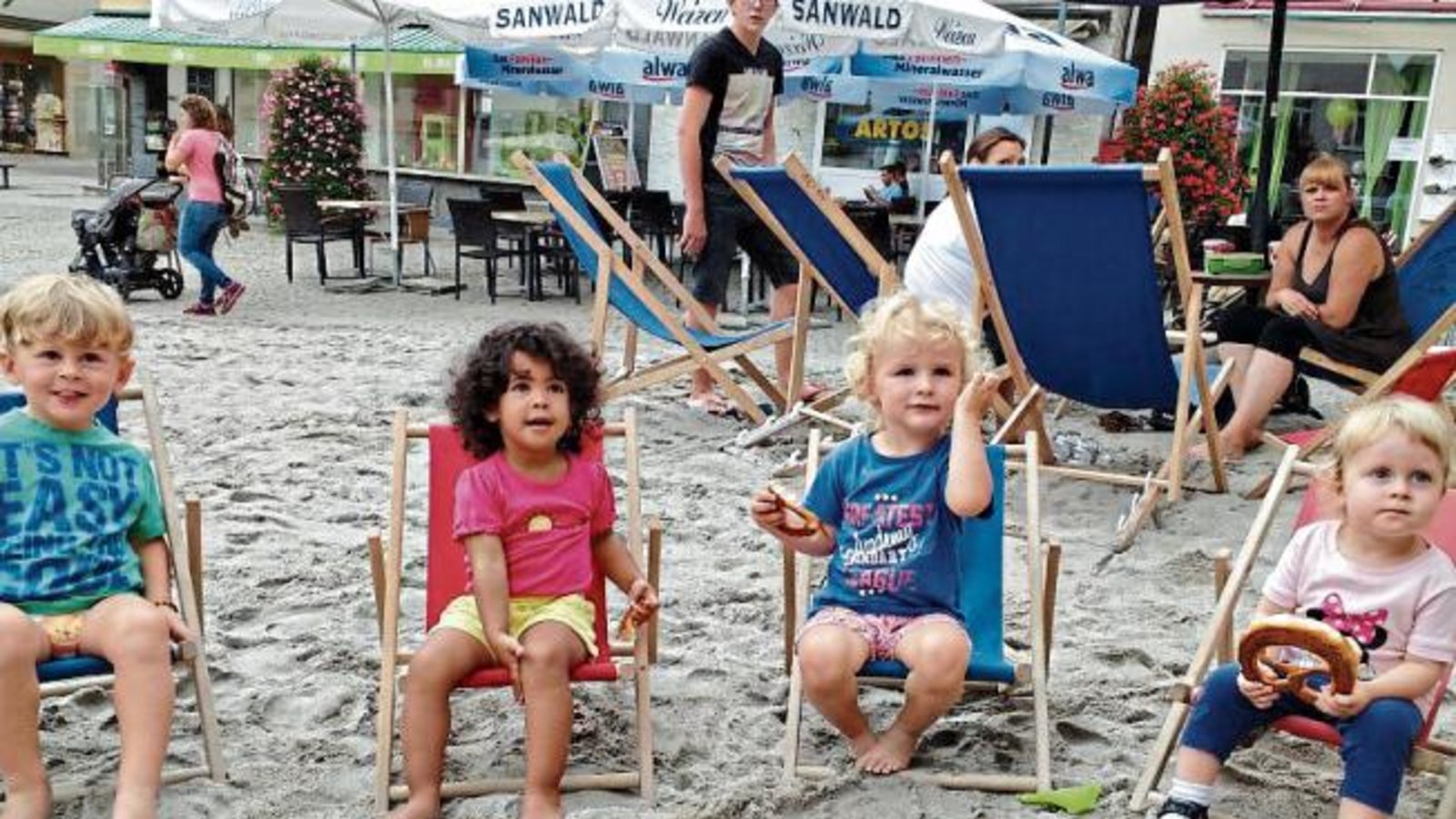 Diese vier Freunde haben in ihren Stühlen das Strandleben perfekt im Blick. Foto: Brüser