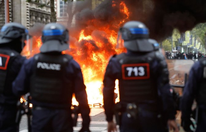 Bei den Protesten an französischen Gymnasien kam es zu zahlreichen Sachbeschädigungen und Festnahmen.<span class='image-autor'>Jean-Francois Badias/AP/dpa</span>