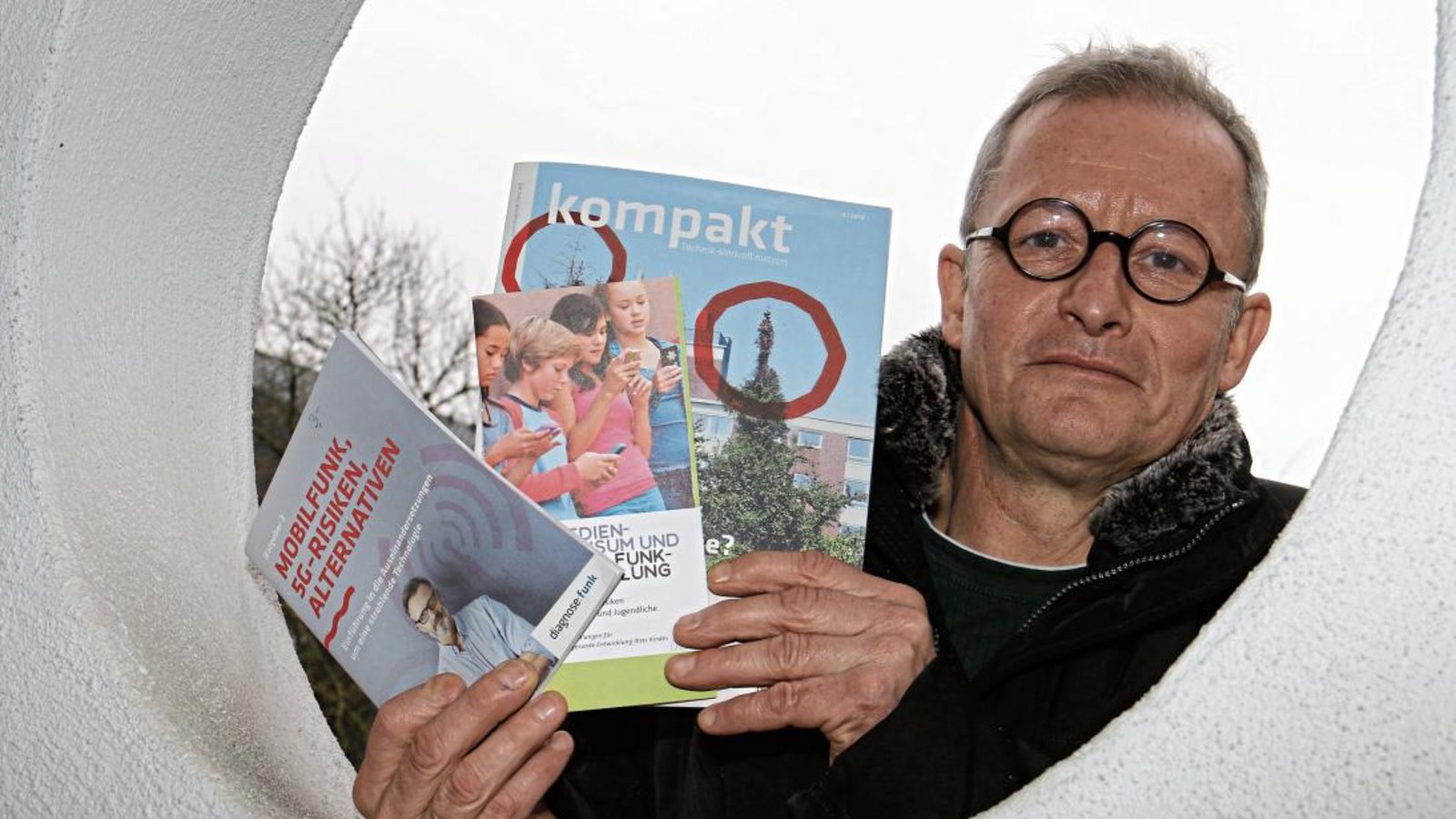 Der Illinger Uwe Kitzberger mit Info-Material, das auf Risiken des Mobilfunks hinweist. Foto: Rücker Der Illinger Uwe Kitzberger mit Info-Material, das auf Risiken des Mobilfunks hinweist. Foto: Rücker