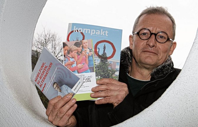 Der Illinger Uwe Kitzberger mit Info-Material, das auf Risiken des Mobilfunks hinweist.  Foto: Rücker