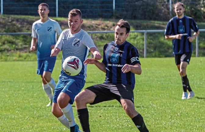 Sascha Bartholme (links) will gegen Illingens Andre Wagner an den Ball. Am Ende drehten die Gäste aus Häfnerhaslach einen 0:1-Rückstand zum 3:2-Auswärtssieg. Foto: Bürkle