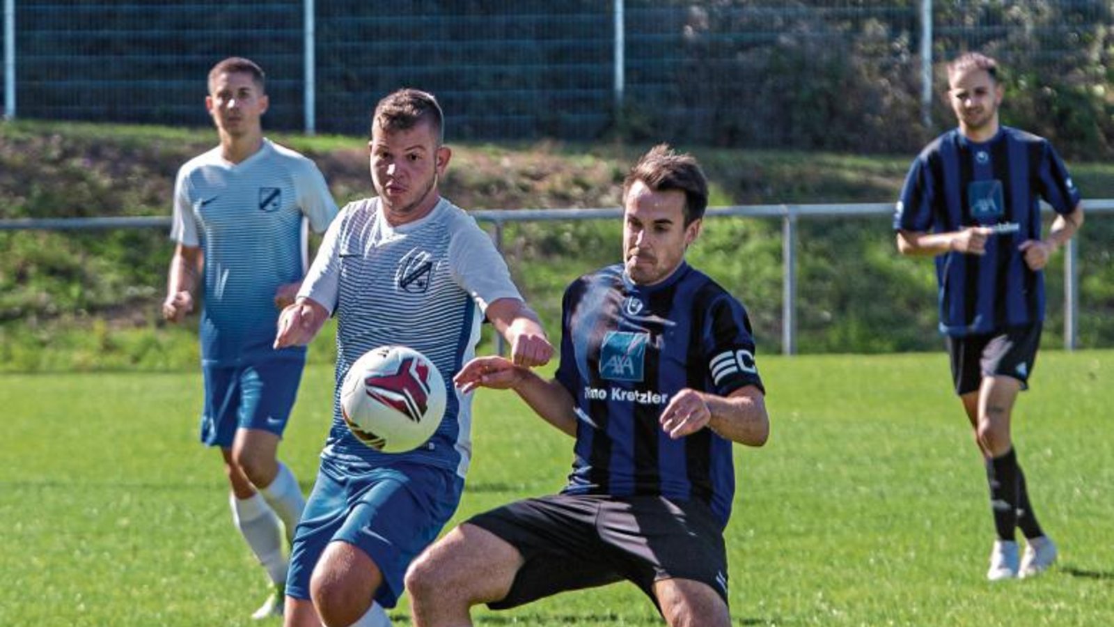 Sascha Bartholme (links) will gegen Illingens Andre Wagner an den Ball. Am Ende drehten die Gäste aus Häfnerhaslach einen 0:1-Rückstand zum 3:2-Auswärtssieg. Foto: Bürkle Sascha Bartholme (links) will gegen Illingens Andre Wagner an den Ball. Am Ende drehten die Gäste aus Häfnerhaslach einen 0:1-Rückstand zum 3:2-Auswärtssieg. Foto: Bürkle
