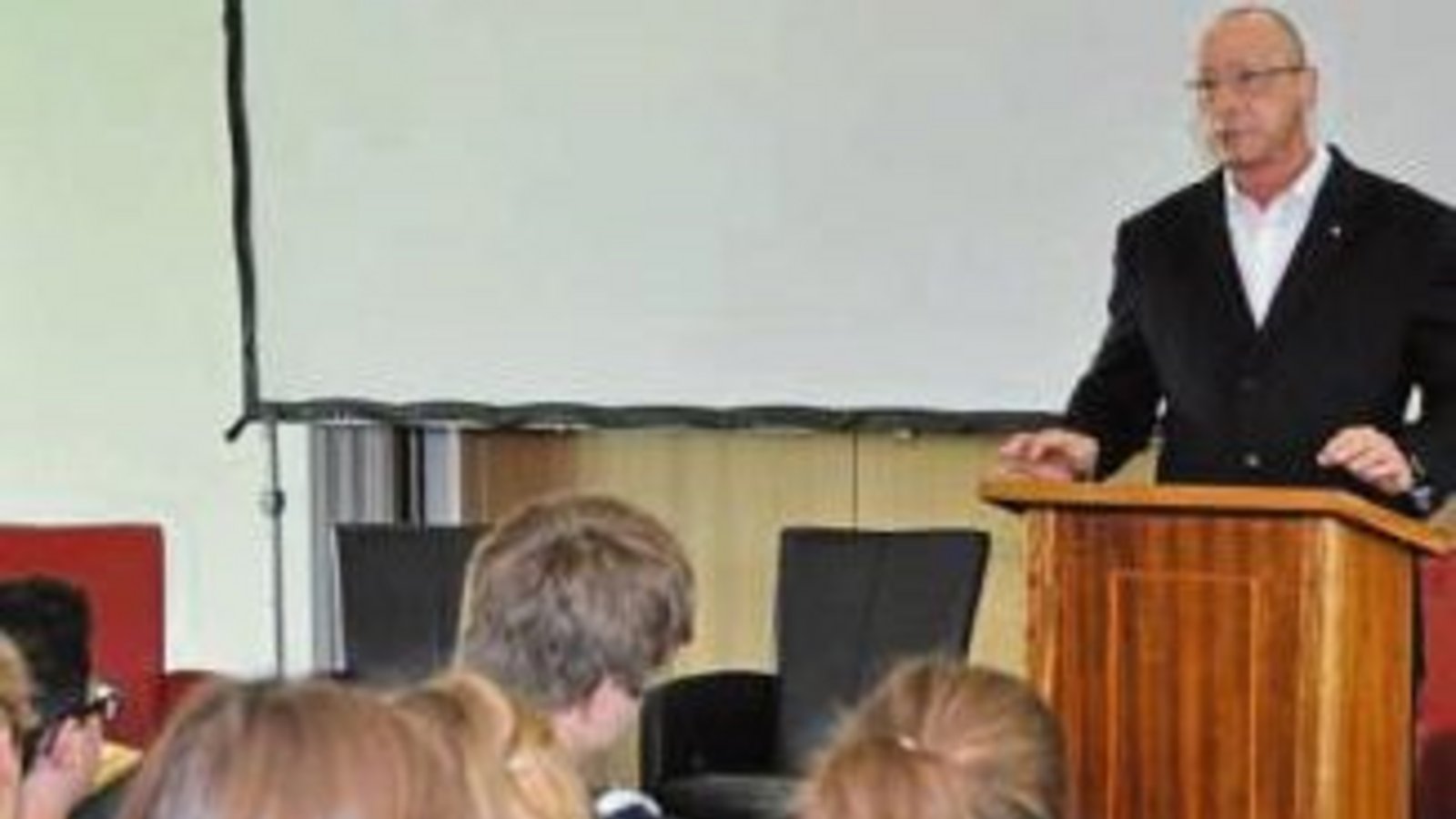 Hück beim Gespräch mit Schülern. Foto: p Hück beim Gespräch mit Schülern. Foto: p