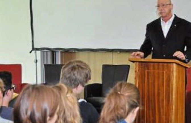 Hück beim Gespräch mit Schülern. Foto: p