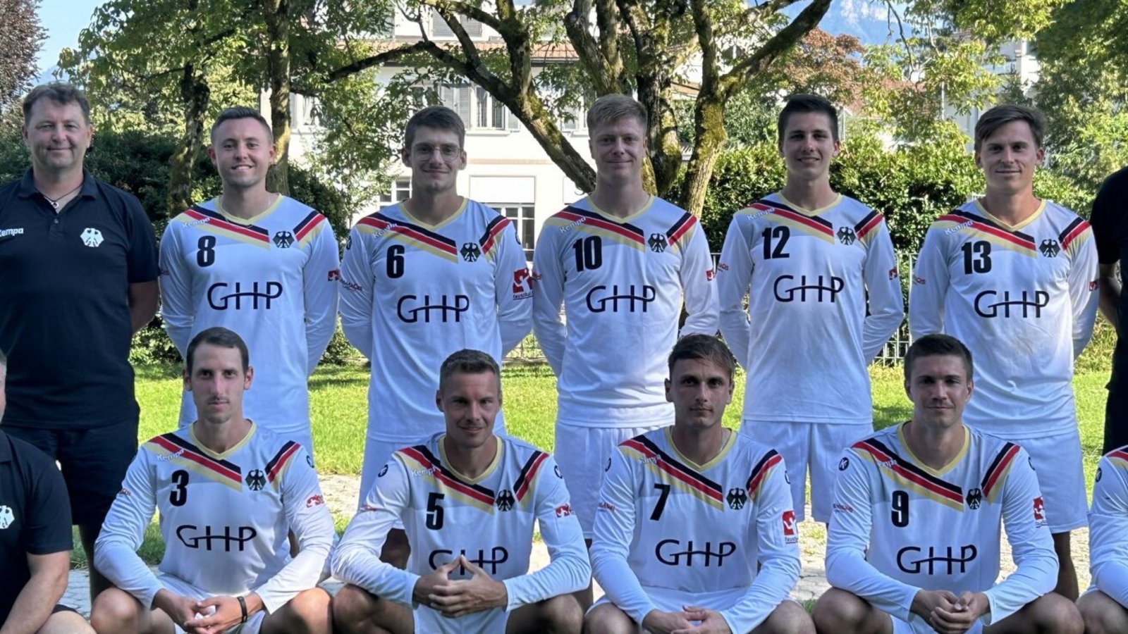 Der neu formierte Kader für die Europameisterschaft hat einige neue Gesichter: Co-Trainer Christian Löwe (hinten von links) , Oliver Kraut, Jakob Kilpper, Tom Hartung, Hauke Spille, Felix Klassen, Bundestrainer Olaf Neuenfeld, Co-Trainer Lukas Schubert (vorne von links), Philip Hofmann, Maximilian Lutz, Jaro Jungclaussen, Timon Lützow und Johannes Jungclaussen. Foto: Deutsche Faustball Liga