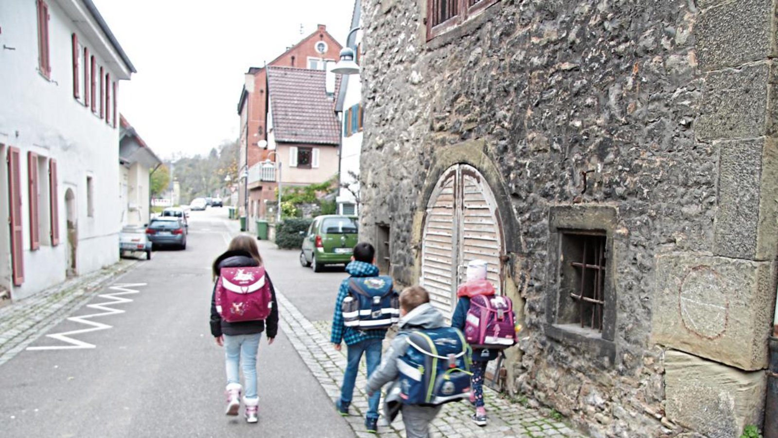 Selbst für das geltende Tempo-30-Limit sei ein Teil der Mühlstraße zu schmal, finden die Anwohner und wünschen sich eine im Volksmund „Spielstraße“ genannte Verkehrsberuhigung. Foto: Banholzer Selbst für das geltende Tempo-30-Limit sei ein Teil der Mühlstraße zu schmal, finden die Anwohner und wünschen sich eine im Volksmund „Spielstraße“ genannte Verkehrsberuhigung. Foto: Banholzer