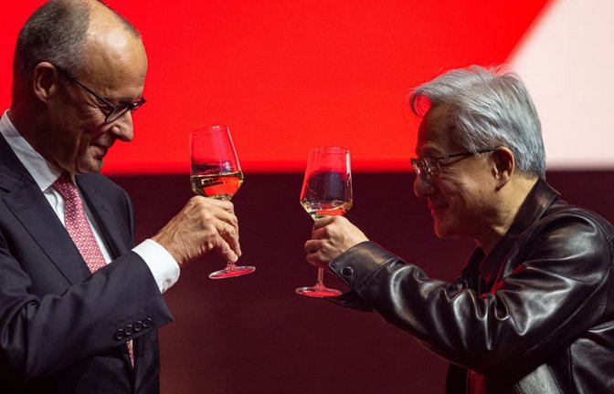 Roter Teppich und gekühlte Getränke für Investoren: Bundeskanzler Friedrich Merz (l., CDU) und Jen-Hsun Huang, Co-Gründer und Chef von Nvidia bei der Eröffnung des Investitionsgipfels in Berlin.<span class='image-autor'>Fabian Sommer/dpa</span>