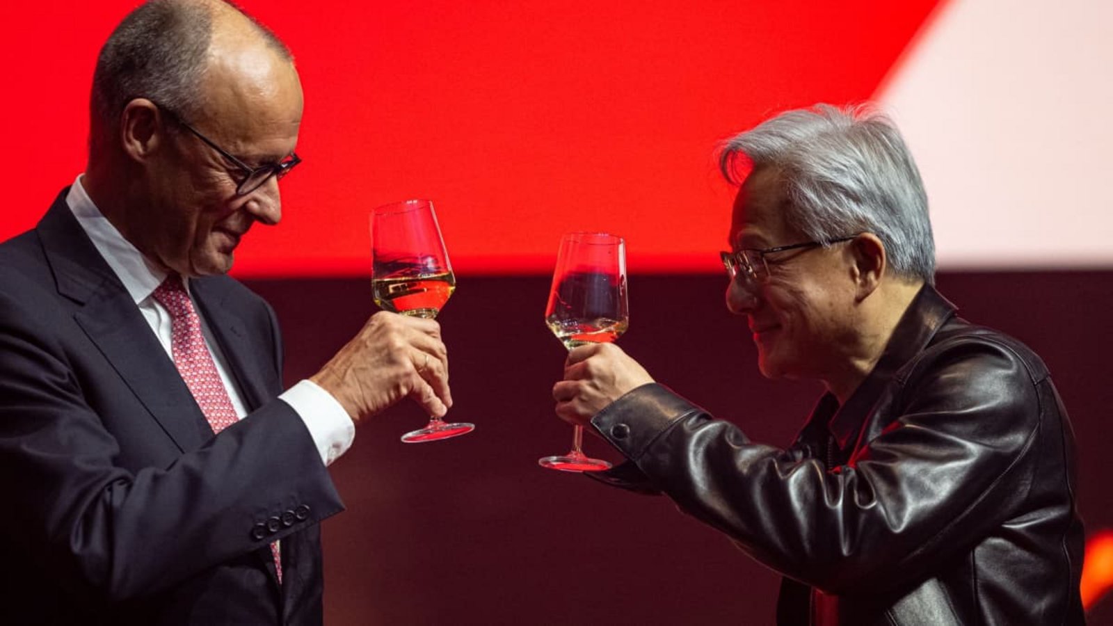 Roter Teppich und gekühlte Getränke für Investoren: Bundeskanzler Friedrich Merz (l., CDU) und Jen-Hsun Huang, Co-Gründer und Chef von Nvidia bei der Eröffnung des Investitionsgipfels in Berlin.Fabian Sommer/dpa Roter Teppich und gekühlte Getränke für Investoren: Bundeskanzler Friedrich Merz (l., CDU) und Jen-Hsun Huang, Co-Gründer und Chef von Nvidia bei der Eröffnung des Investitionsgipfels in Berlin.Fabian Sommer/dpa