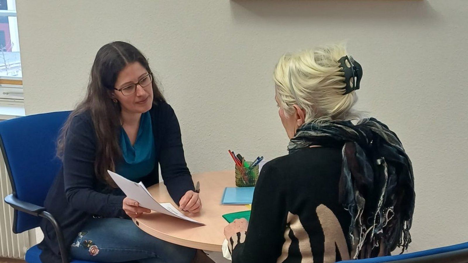 Katharina Fröhlich von der Diakonischen Bezirksstelle (links) im Beratungsgespräch mit einer Kundin. „Oft reicht ein Gespräch, damit es leichter wird.“ Foto: p Katharina Fröhlich von der Diakonischen Bezirksstelle (links) im Beratungsgespräch mit einer Kundin. „Oft reicht ein Gespräch, damit es leichter wird.“ Foto: p