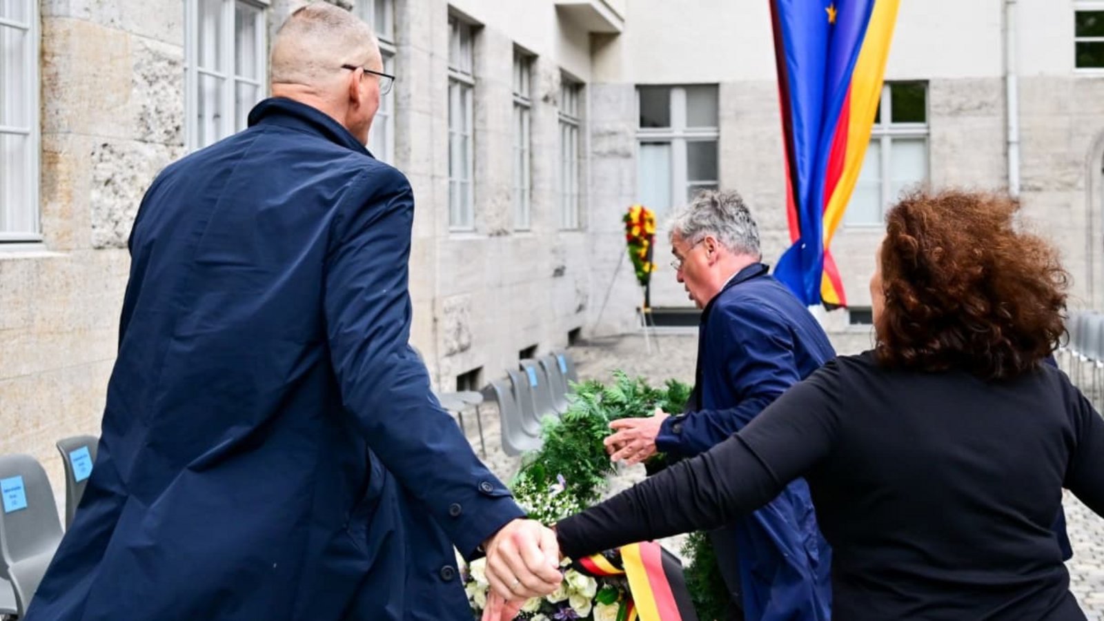 Bei der Gedenkveranstaltung der Bundesregierung zum Jahrestag des gescheiterten Stauffenberg-Attentats kam es zum Eklat um einen Kranz der AfD.Sebastian Christoph Gollnow/dpa Bei der Gedenkveranstaltung der Bundesregierung zum Jahrestag des gescheiterten Stauffenberg-Attentats kam es zum Eklat um einen Kranz der AfD.Sebastian Christoph Gollnow/dpa