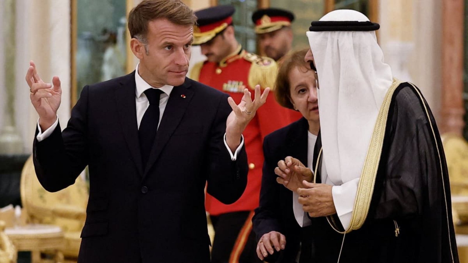 Emmanuel Macron trifft beim Staatsbesuch den Emir von Kuwait, Sheikh Meshal Al-Ahmad Al-Jaber Al-Sabah.BENOIT TESSIER/afp Emmanuel Macron trifft beim Staatsbesuch den Emir von Kuwait, Sheikh Meshal Al-Ahmad Al-Jaber Al-Sabah.BENOIT TESSIER/afp