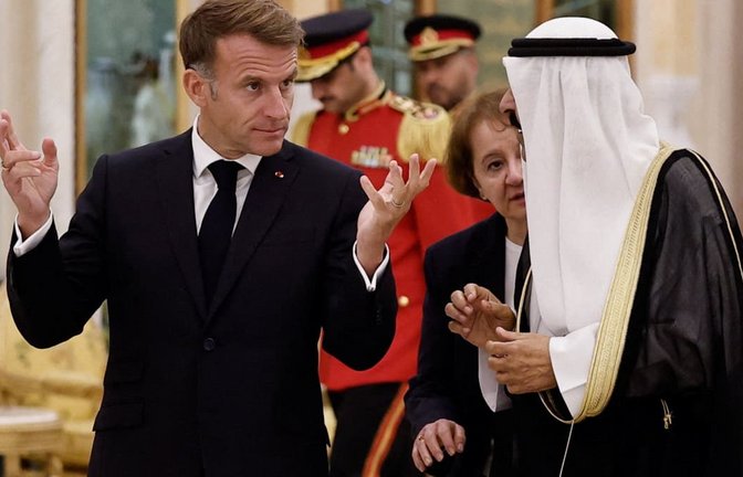 Emmanuel Macron trifft beim Staatsbesuch den Emir von Kuwait, Sheikh Meshal Al-Ahmad Al-Jaber Al-Sabah.<span class='image-autor'>BENOIT TESSIER/afp</span>