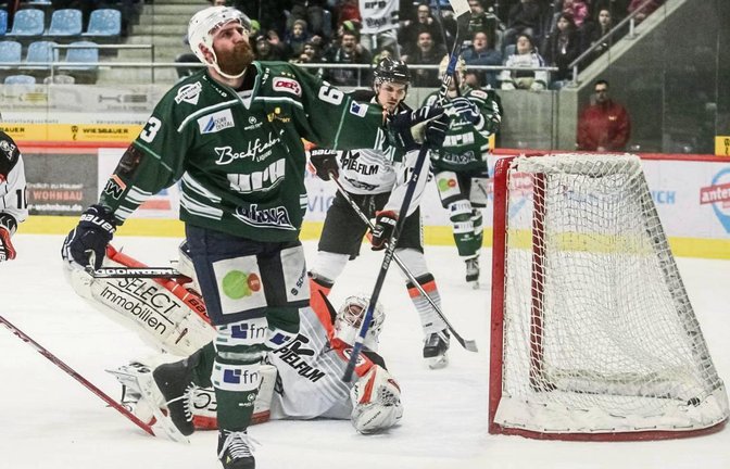 Frankfurts Goalie Henning Schroth ist geschlagen, Shawn Weller jubelt. Der Bietigheimer hat gerade zum 2:0 gegen die Löwen getroffen. Foto: Simecek