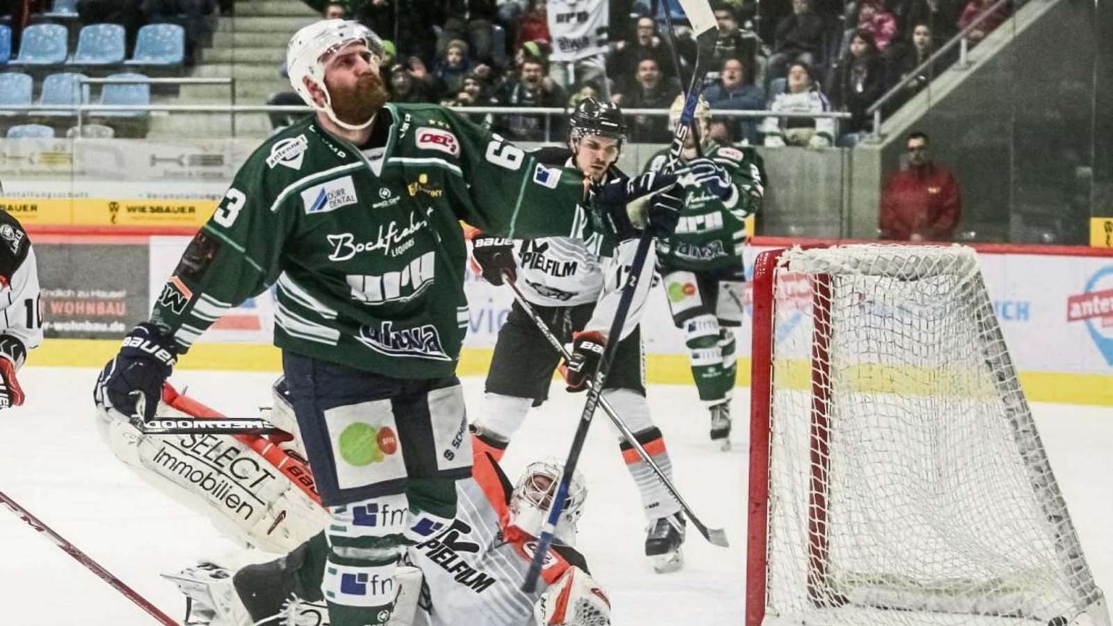 Frankfurts Goalie Henning Schroth ist geschlagen, Shawn Weller jubelt. Der Bietigheimer hat gerade zum 2:0 gegen die Löwen getroffen. Foto: Simecek