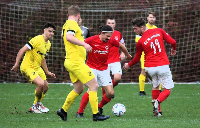 Der SV Horrheim (von rechts Joshua Krone und Marco Burkhardt) zeigt sich seit dem A-Liga-Aufstieg mal top in Form und mal etwas unsortiert. Am Samstag geht es gegen Illingen. <span class='image-autor'>Foto: Küppers</span>