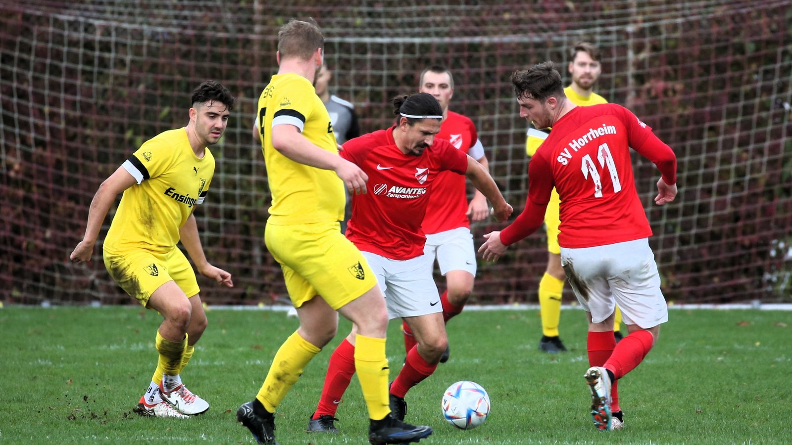 Der SV Horrheim (von rechts Joshua Krone und Marco Burkhardt) zeigt sich seit dem A-Liga-Aufstieg mal top in Form und mal etwas unsortiert. Am Samstag geht es gegen Illingen. Foto: Küppers Der SV Horrheim (von rechts Joshua Krone und Marco Burkhardt) zeigt sich seit dem A-Liga-Aufstieg mal top in Form und mal etwas unsortiert. Am Samstag geht es gegen Illingen. Foto: Küppers