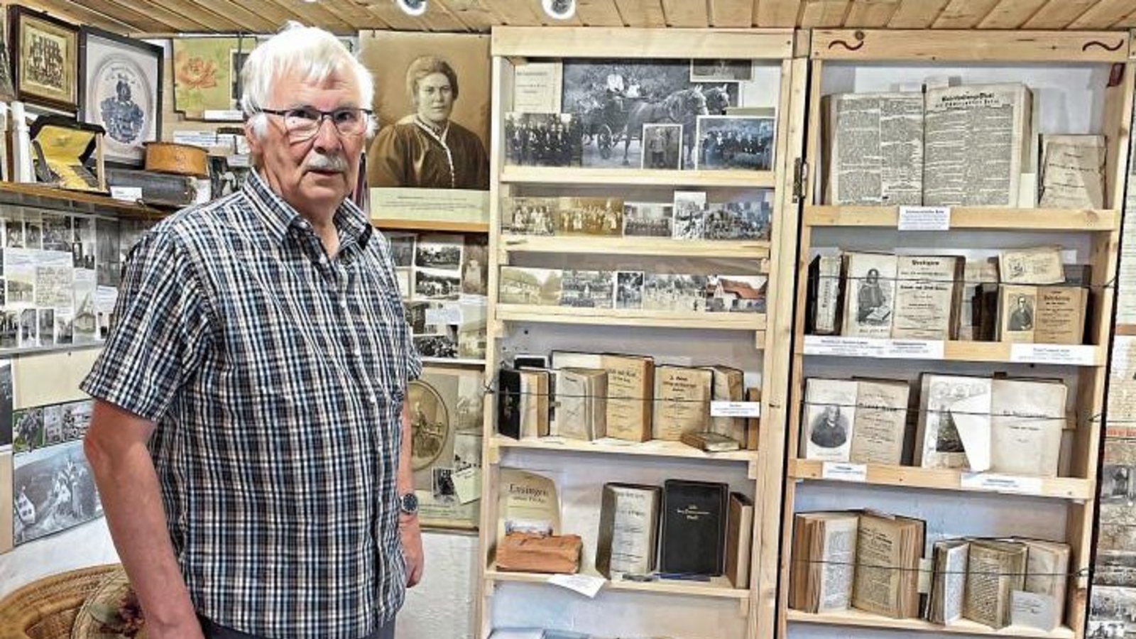 Roland Schneider besitzt rund 50 Bücher aus vergangenen Jahrhunderten.  Fotos: Stogios