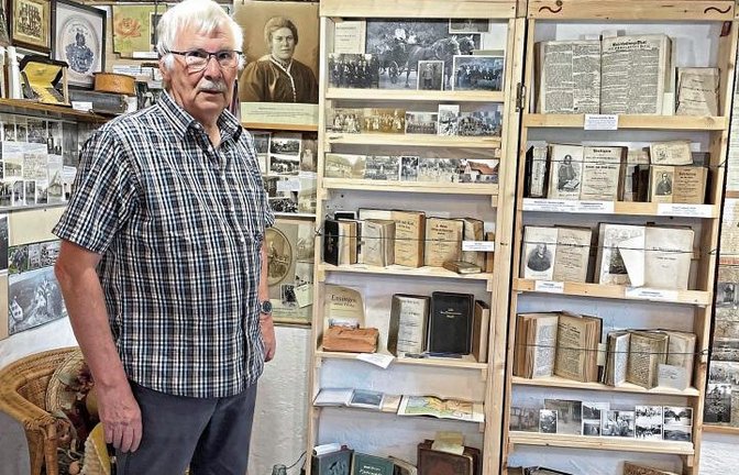 Roland Schneider besitzt rund 50 Bücher aus vergangenen Jahrhunderten.  Fotos: Stogios