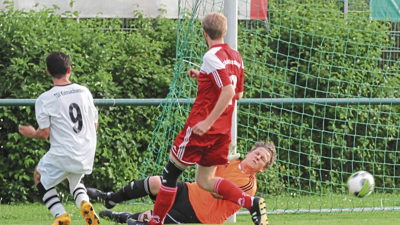 Hohenhaslachs Torwart Julian Kummer (hinten) lieferte eine starke Partie ab. Hier entschärfte er einen Schuss von Vasilios Tsouloulis (links), hielt aber auch einen Foulelfmeter. Foto: Nachreiner
