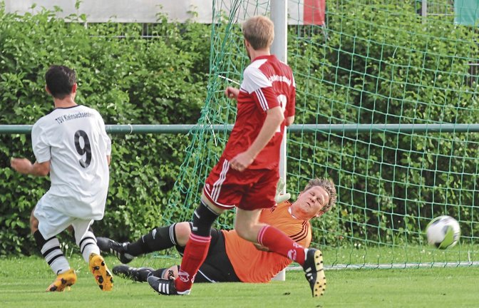 Hohenhaslachs Torwart Julian Kummer (hinten) lieferte eine starke Partie ab. Hier entschärfte er einen Schuss von Vasilios Tsouloulis (links), hielt aber auch einen Foulelfmeter. Foto: Nachreiner