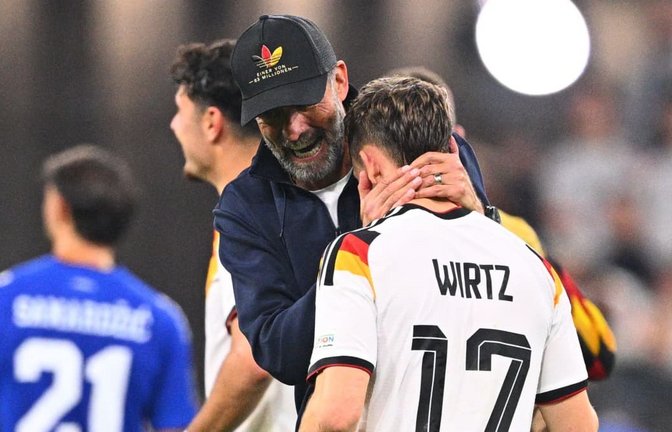 Bundestrainer Jürgen Klopp drückt nach dem Sieg gegen Serbien den starken Florian Wirtz an sich.<span class='image-autor'>Tom Weller/dpa</span>
