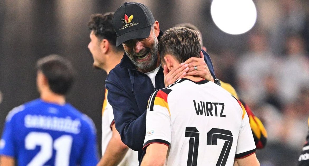 Bundestrainer Jürgen Klopp drückt nach dem Sieg gegen Serbien den starken Florian Wirtz an sich.
