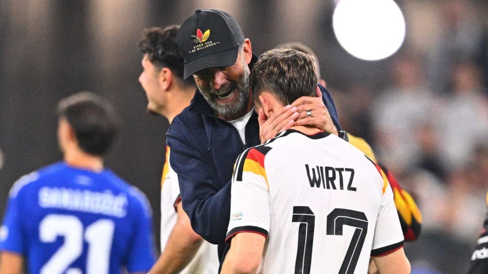 Bundestrainer Jürgen Klopp drückt nach dem Sieg gegen Serbien den starken Florian Wirtz an sich.Tom Weller/dpa