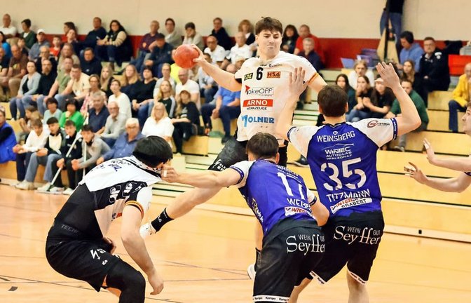 Mehr Verantwortung: Dominik Keim (am Ball) soll im verjüngten Kader der HSG-Handballer eine tragende Rolle übernehmen.<span class='image-autor'>Rudel/Archiv</span>