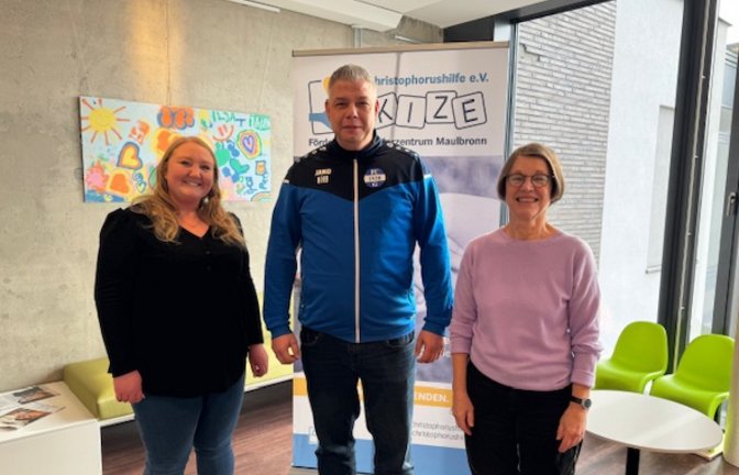 Stefanie Winker und der erste Vorsitzende Karl-Heinz Bürgermeister vom FC Gündelbach (von links) überreichen Spende in Höhe von 935,33 Euro an Monika Tassotti vom Vorstand der Christophorushilfe Kinderzentrum Maulbronn. Foto:p 