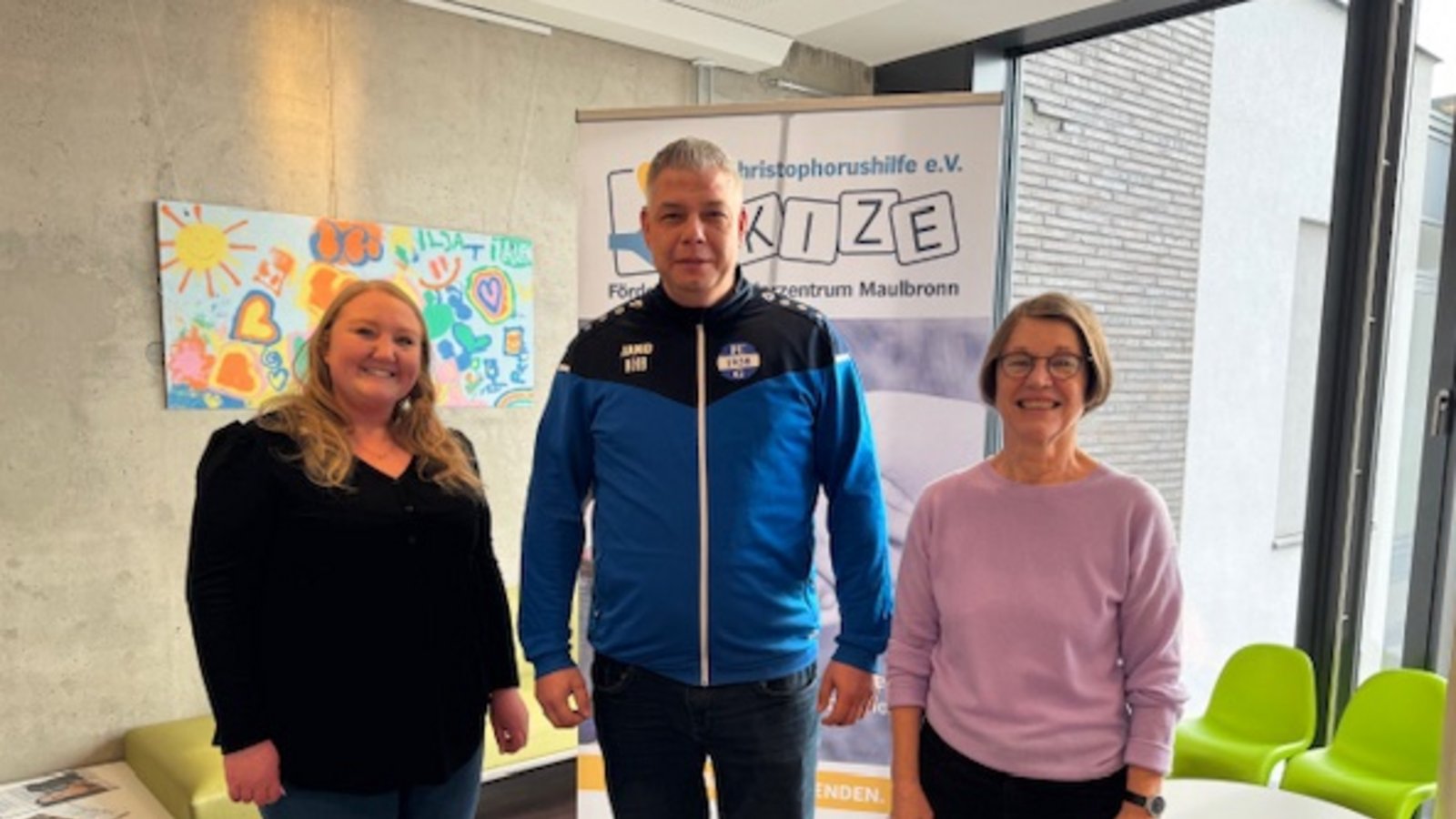 Stefanie Winker und der erste Vorsitzende Karl-Heinz Bürgermeister vom FC Gündelbach (von links) überreichen Spende in Höhe von 935,33 Euro an Monika Tassotti vom Vorstand der Christophorushilfe Kinderzentrum Maulbronn. Foto:p