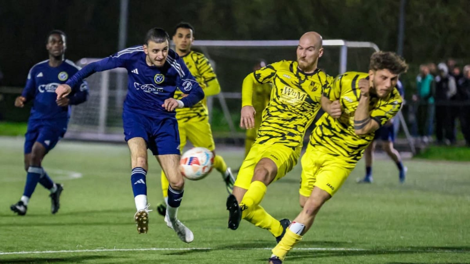 Pasquale Siena (blaues Trikot im Spiel gegen den TSV Schornbach) hat am Dienstag im Testspiel gegen gegen den Verbandsliga-Absteiger FSV Waiblingen das zwischenzeitliche 1:1 erzielt.Archiv Günter Schmid Pasquale Siena (blaues Trikot im Spiel gegen den TSV Schornbach) hat am Dienstag im Testspiel gegen gegen den Verbandsliga-Absteiger FSV Waiblingen das zwischenzeitliche 1:1 erzielt.Archiv Günter Schmid