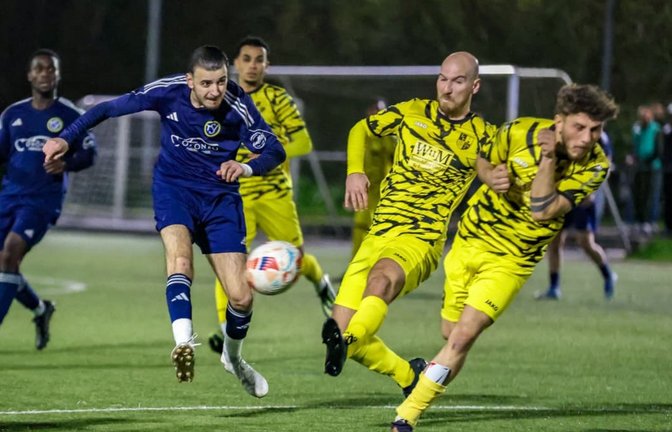 Pasquale Siena (blaues Trikot im Spiel gegen den TSV Schornbach) hat am Dienstag im Testspiel gegen gegen den Verbandsliga-Absteiger FSV Waiblingen das zwischenzeitliche 1:1 erzielt.<span class='image-autor'>Archiv Günter Schmid</span>