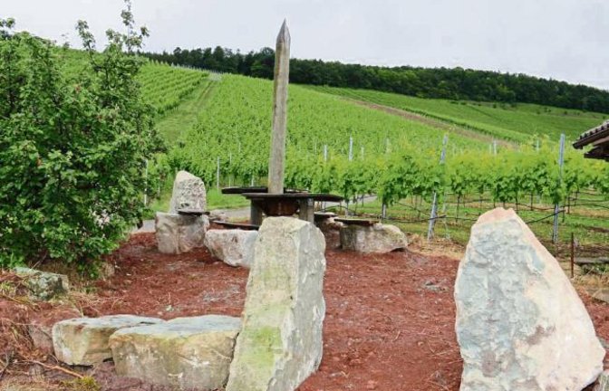 Kein Druidenplatz auf dem Klosterberg in Horrheim, sondern eine urige Raststätte für Wanderer, gestaltet von Dieter Faigle. Die Sitzgelegenheiten sollen rundherum noch mit Reben bepflanzt werden, die an der Stele ihr Ziel finden, damit die Spaziergänger schließlich unter Trauben ausruhen können.  Foto: Rücker